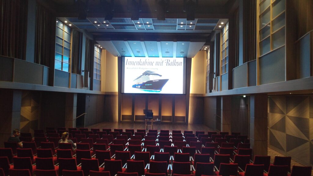 Saal mit Lesung auf einem Kreuzfahrtschiff