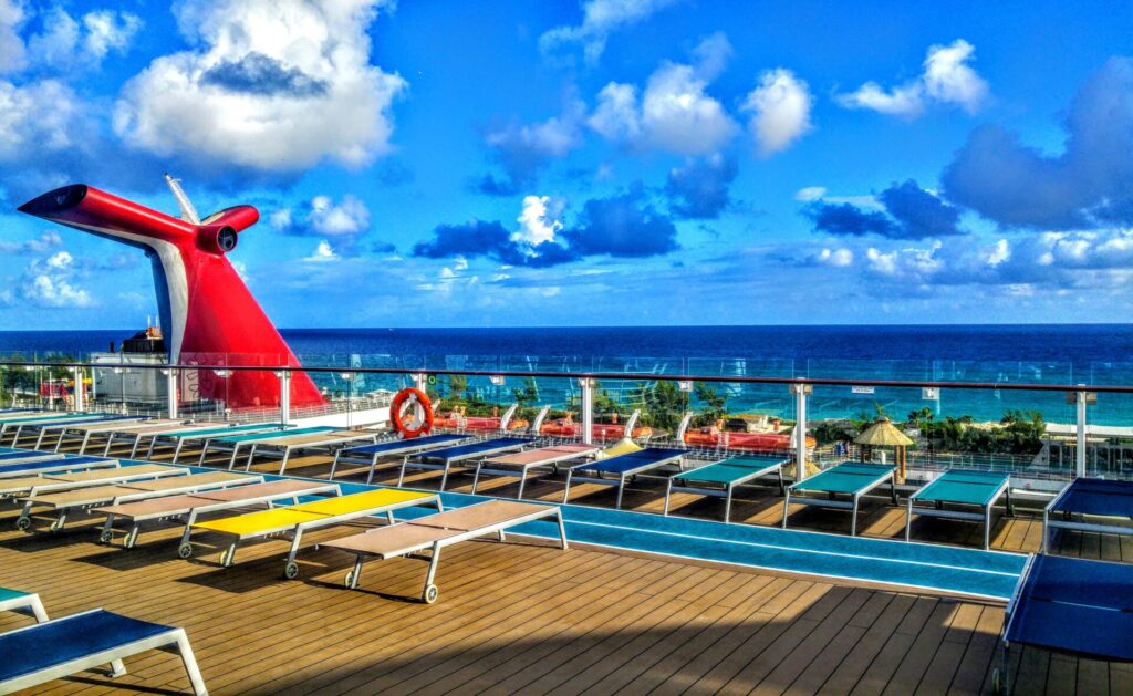 Sonnenliegen am Deck der Mein Schiff in Nassau