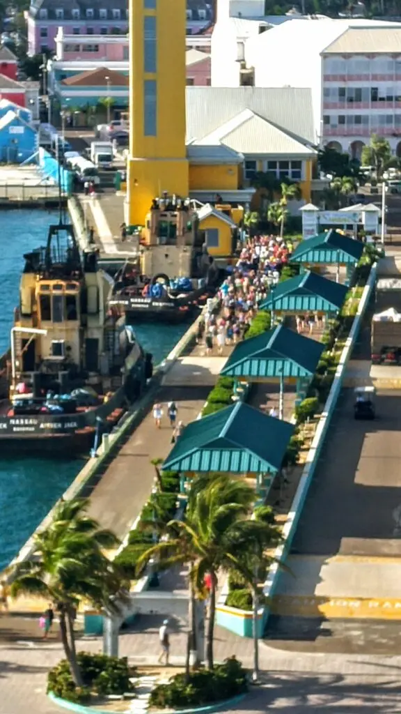 Steg mit Buden am Pier von Nassau auf den Bahamas