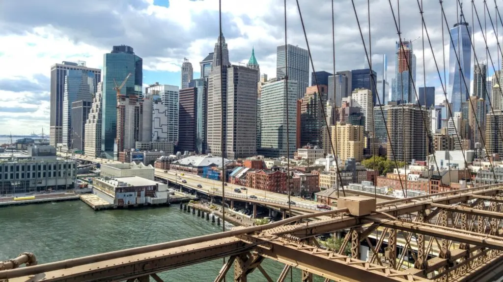 Blick auf New York von der Brooklyn Bridge