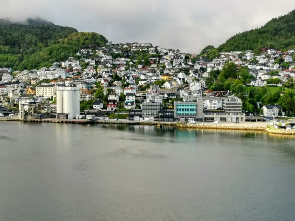 Haeuser am Hafen Bergen