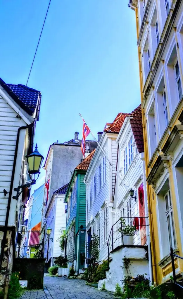 Gasse mit bunten Holzhäusern in Bergen