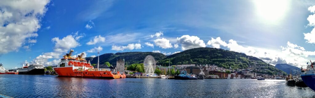 Blick auf Hanseviertel Bryggen mit Fähre im Bergen