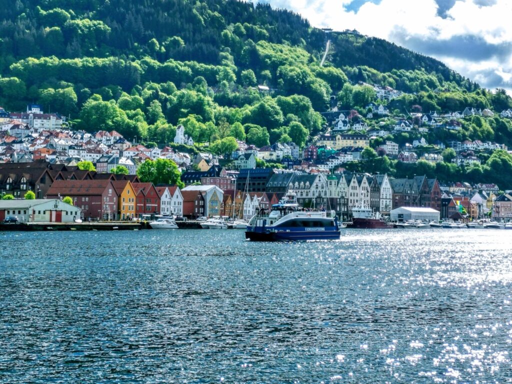 Blick auf Bryggen mit Boot in Bergen
