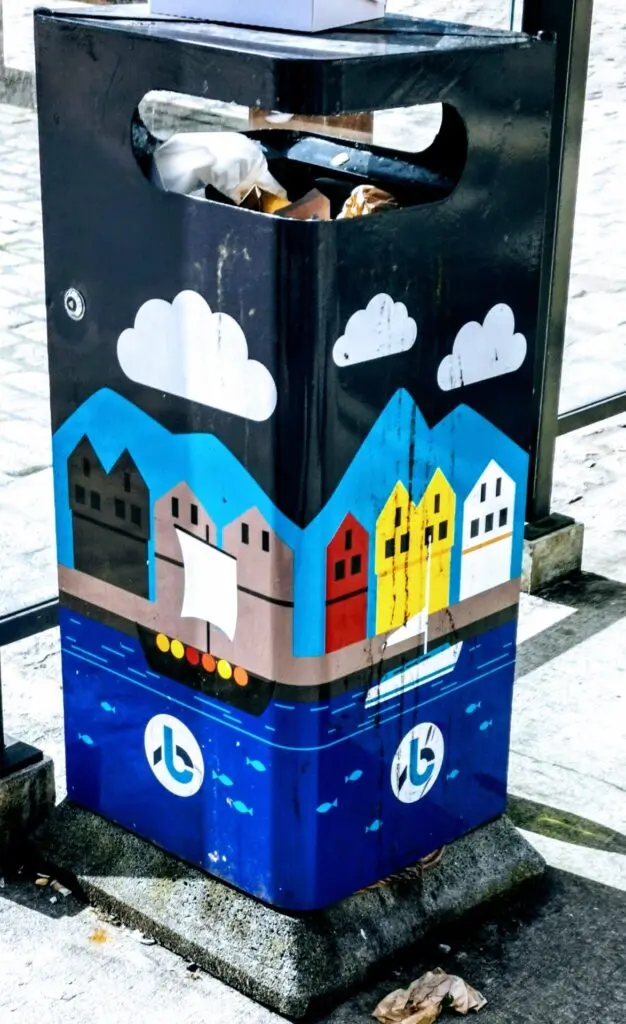 Bunter Abfalleimer in Bergen
