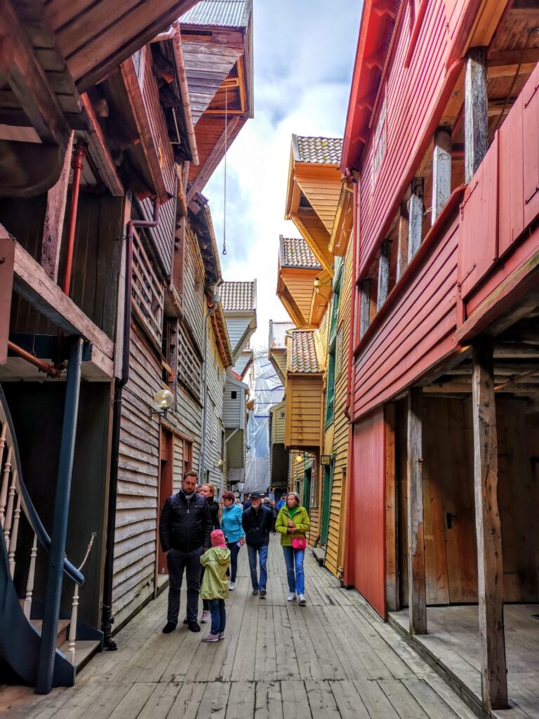 Bunte Häuserzeile Hansaviertel Bryggen in Bergen