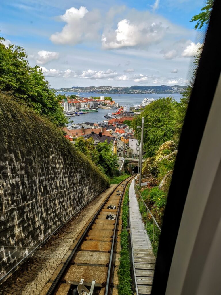 Bahnstrecke Floyen mit Blick auf Bergen 