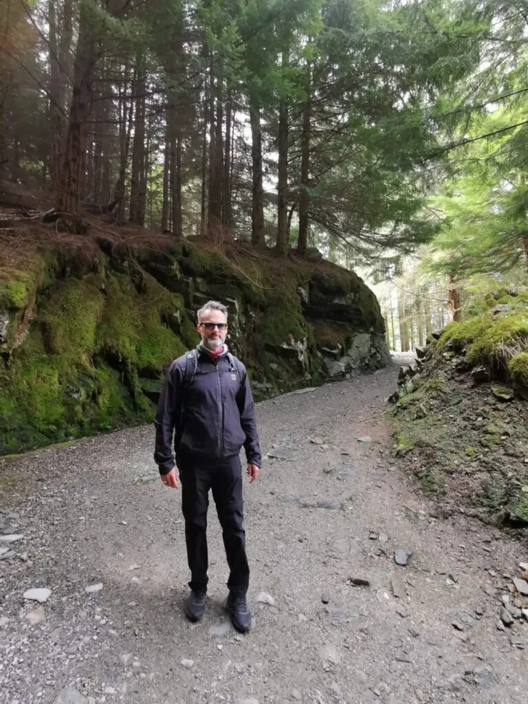 Mann auf Wanderweg auf dem Floyen in Bergen