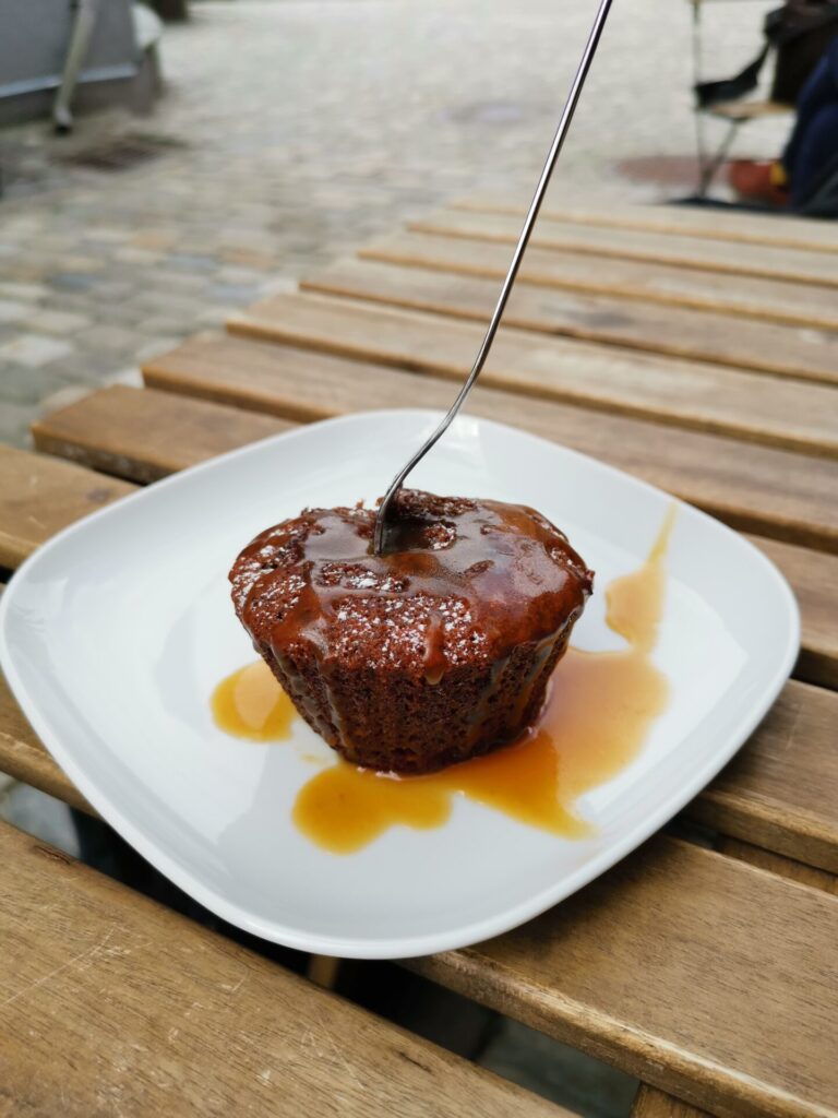 Muffin mit Soße und Gabel