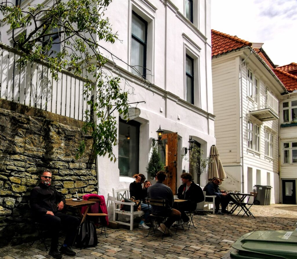 Tische vor einem Kaffee in Bergen