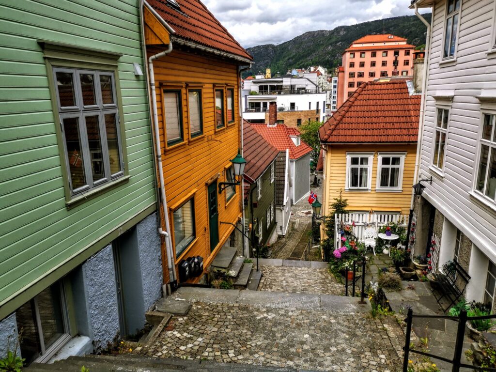 Bunte Holzhäuser-Zeile in Bergen