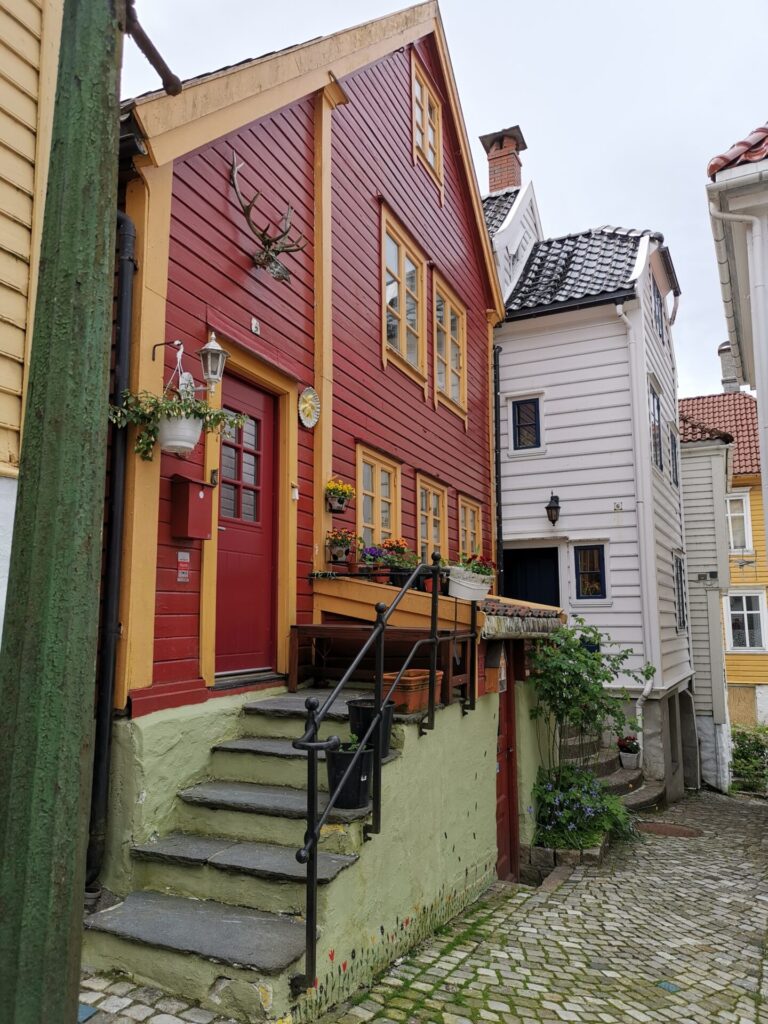 Bunte Holzhäuser-Zeile in Bergen
