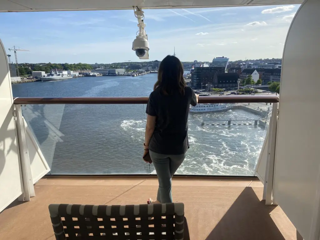 Frau auf Balkon auf Kreuzfahrtschiff