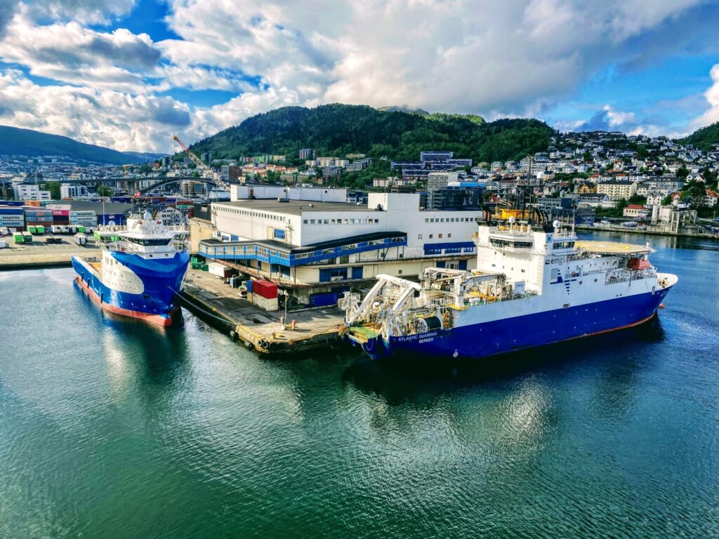 Hafen Bergen mit Faehren und Bote