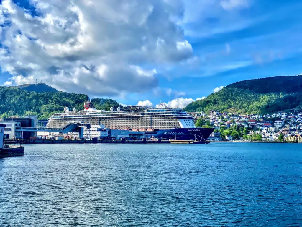 Hafen Bergen mit Kreuzfahrtschiff