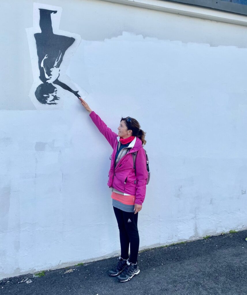 Street-Art in Bergen mit Frau