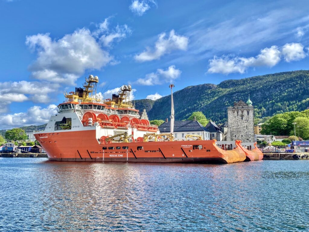 Hafen Bergen mit großem Schlepp-Schiff