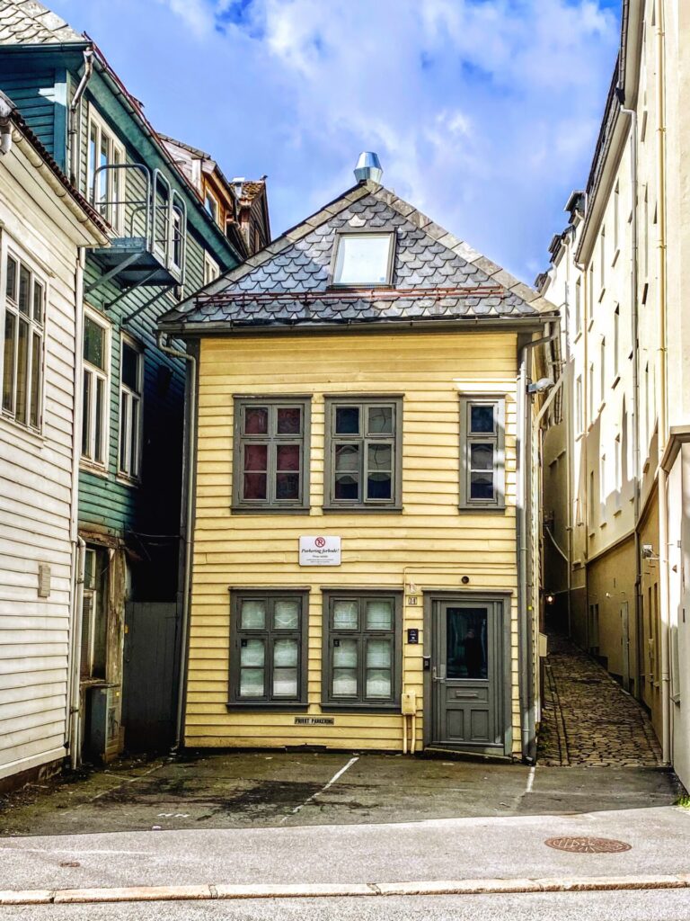 Gelbes Holzhaus in Bergen