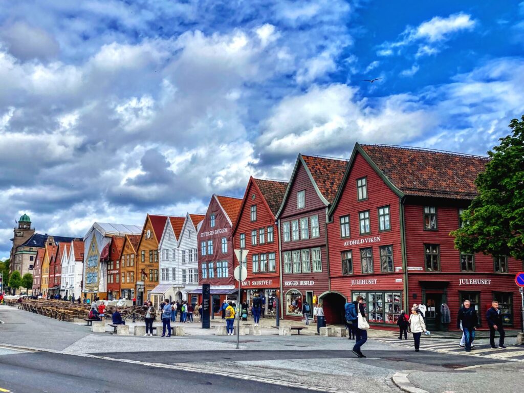 Bunte Haeuserzeile Hansaviertel Bryggen in Bergen