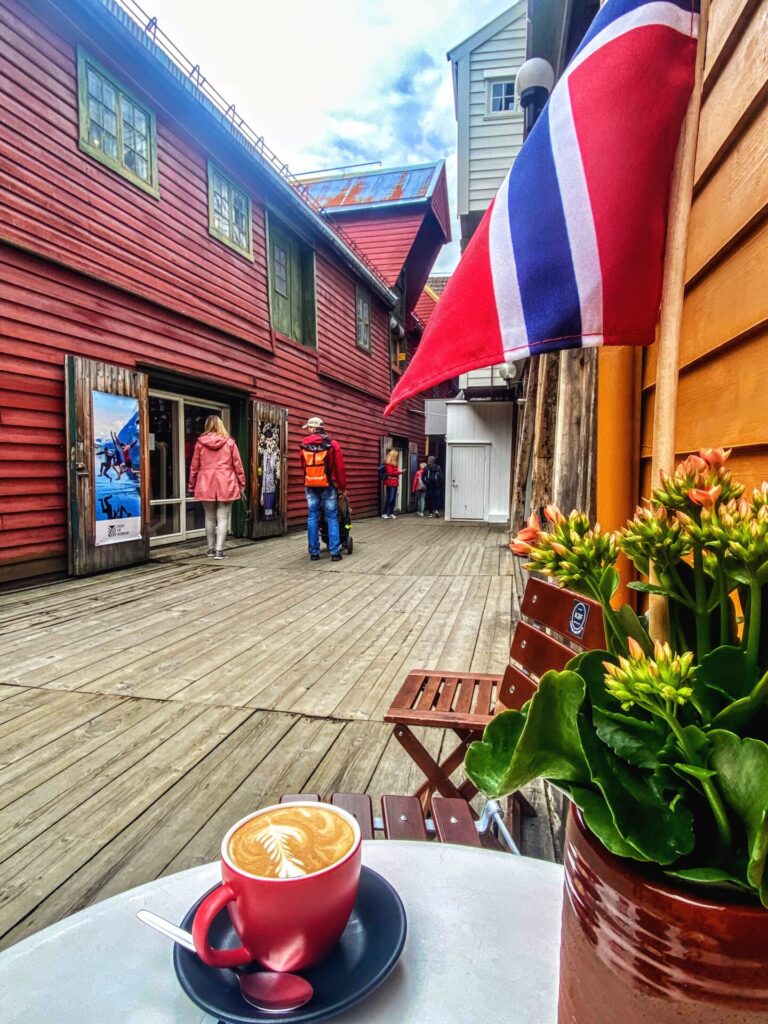 Bunte Holzhäuser und Kaffee in Bryggen