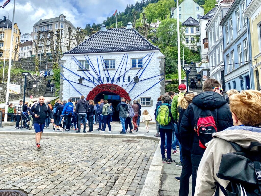 Eingang zur Floyen Seilbahn mit Warteschlange in Bergen