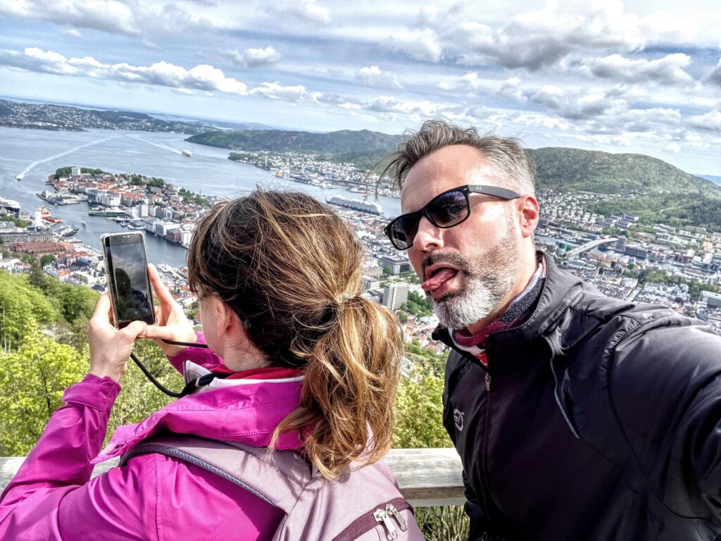 Ausblick Floyen mit Pärchen in Bergen