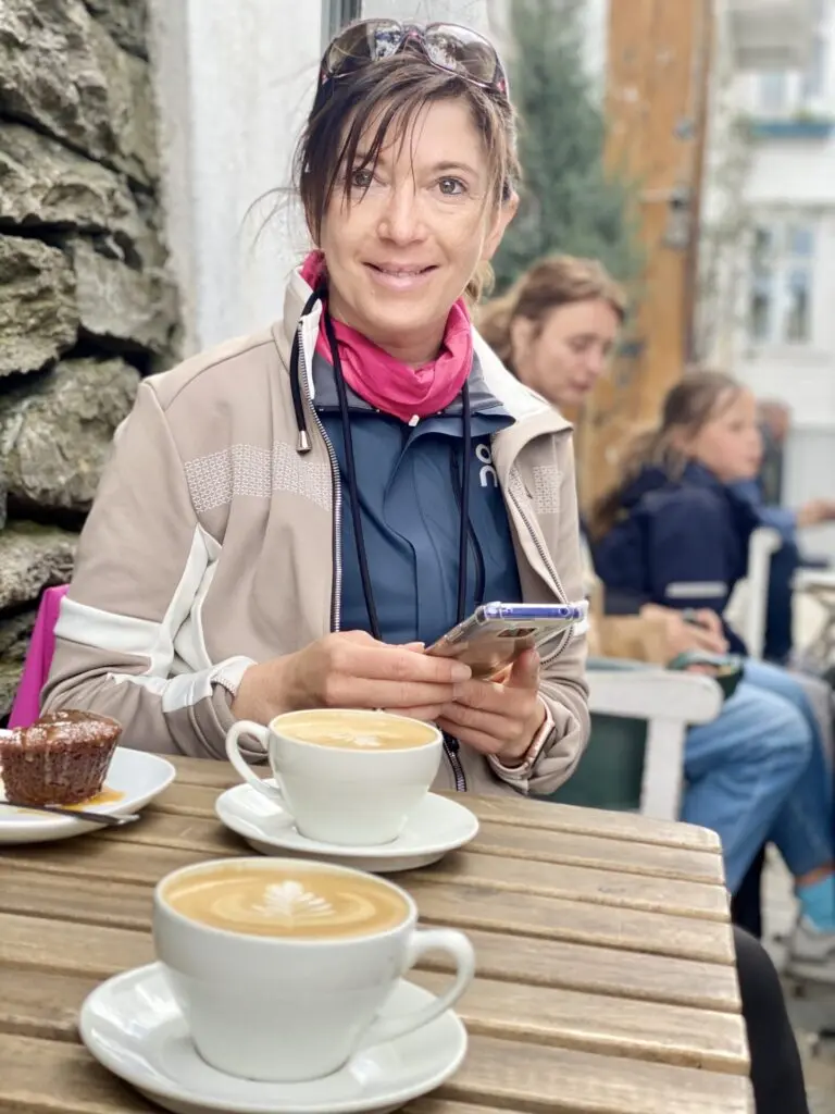 Frau mit zwei Kaffee-Tassen in Bergen