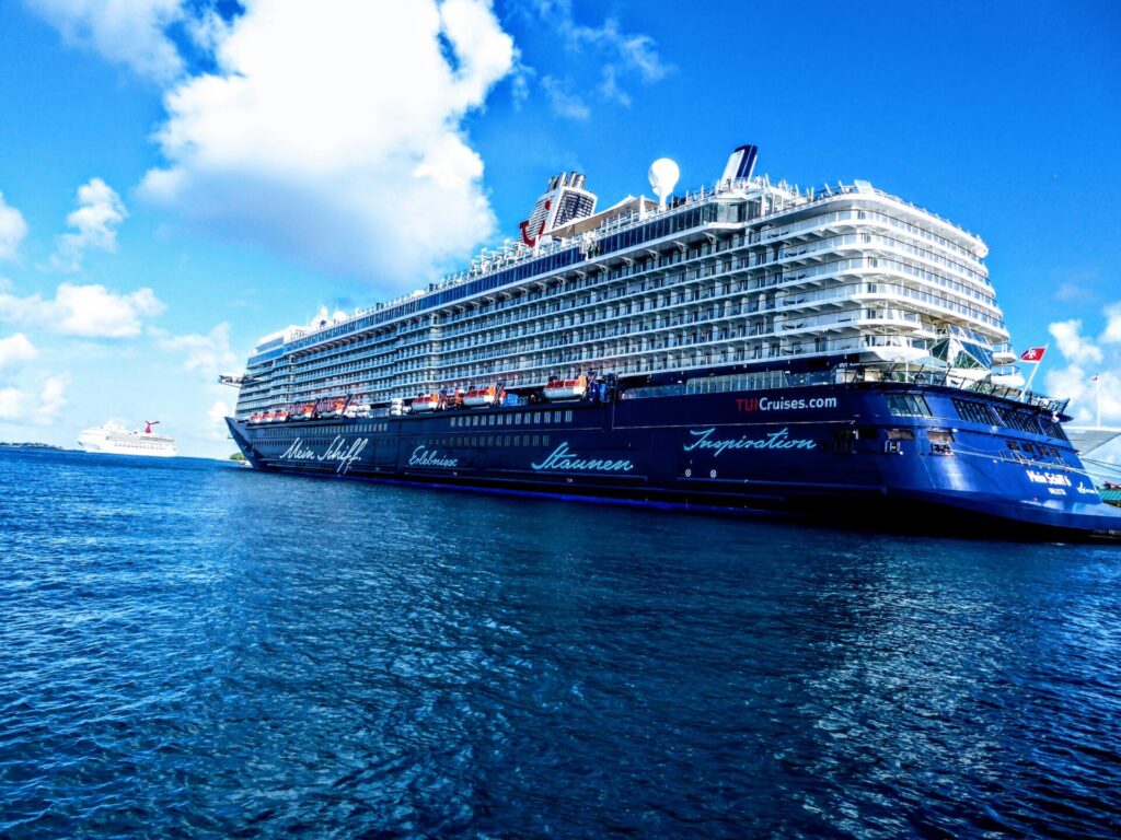 Mein Schiff am Hafen von Nassau auf den Bahamas