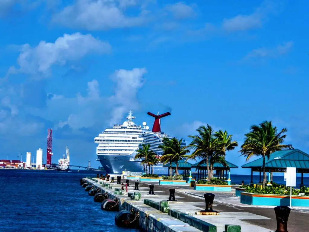 Kreuzfahrtschiff am Hafen von Nassau auf den Bahamas