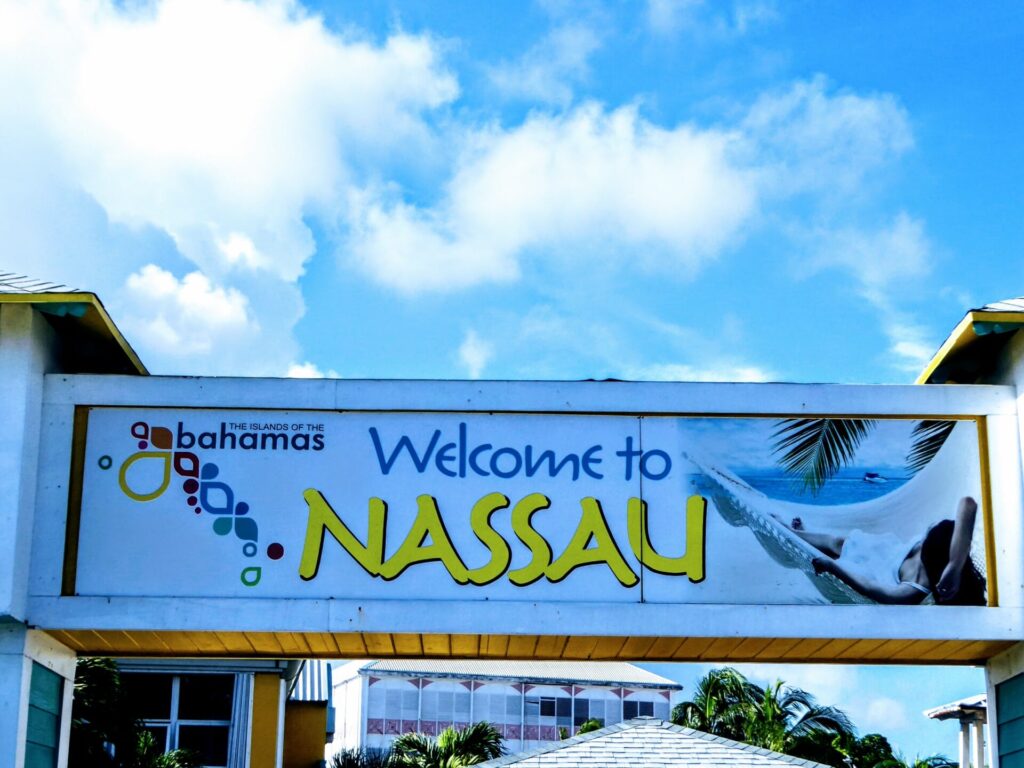 Schild am Hafen von Nassau auf den Bahamas