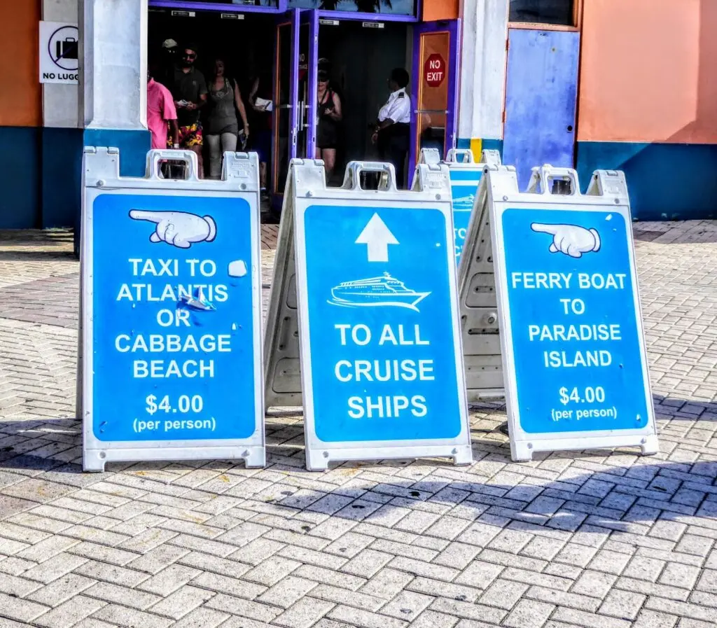 Kundenstopper am Hafen von Nassau auf den Bahamas 