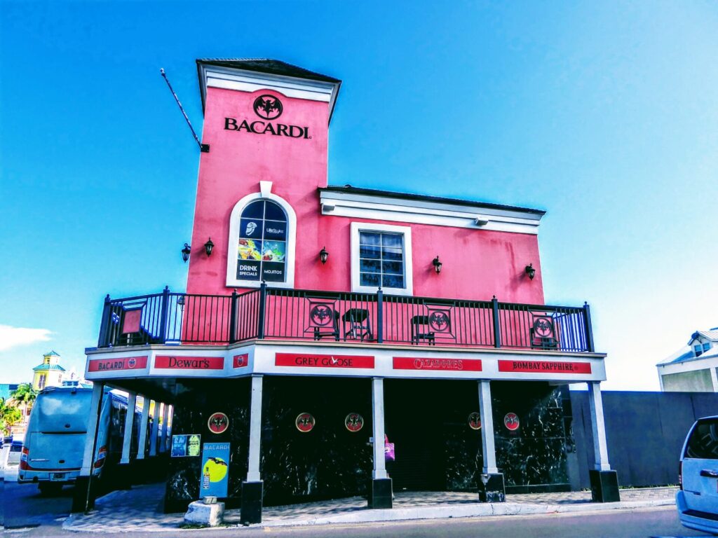 Rosa Bacardi Store & Bar Lounge in Nassau auf den Bahamas 