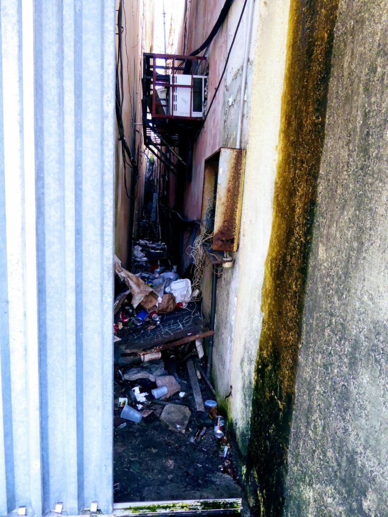 Gasse mit Müll in Nassau auf den Bahamas 