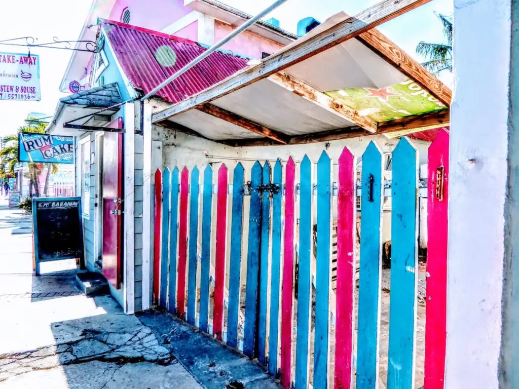 Bunter Holzzaun in  Nassau auf den Bahamas