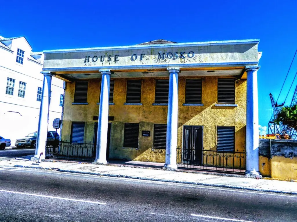 House of Mosko - Gelbes Haus in Nassau auf den Bahamas 