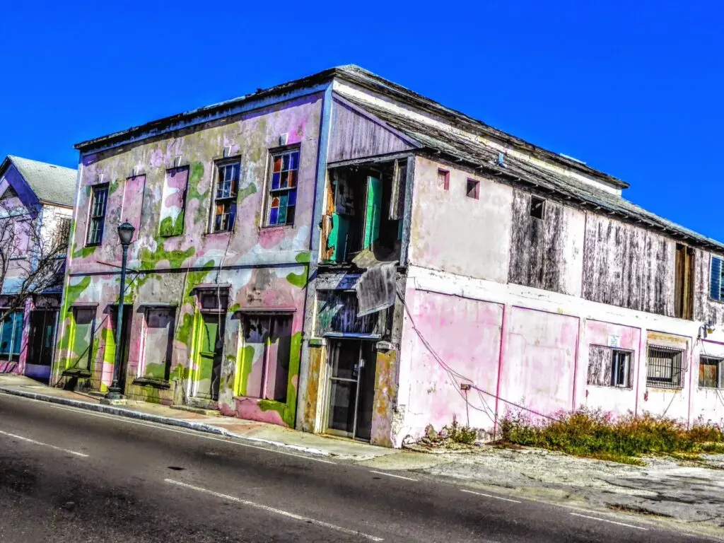 Gasse mit Müll in Nassau auf den Bahamas 