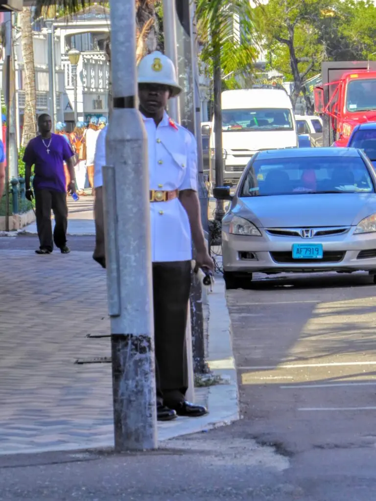 Polizist in Nassau auf den Bahamas