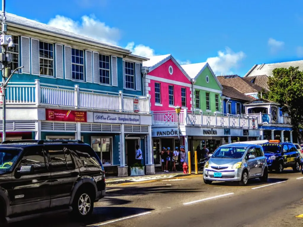 Bunte Shops in Nassau auf dem Bahamas