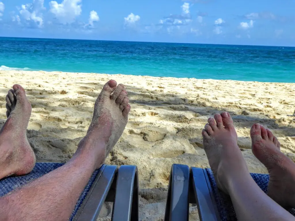 Strand mit türkisem Meer in Nassau auf den Bahamas