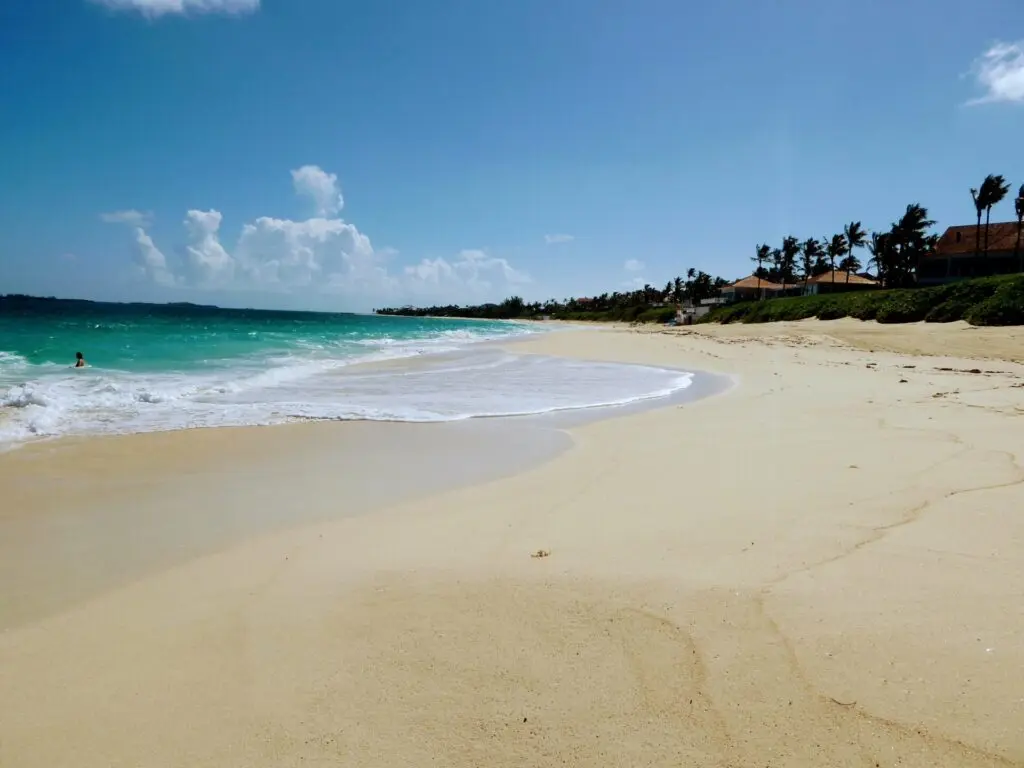 Strand mit türkisem Meer in Nassau auf den Bahamas