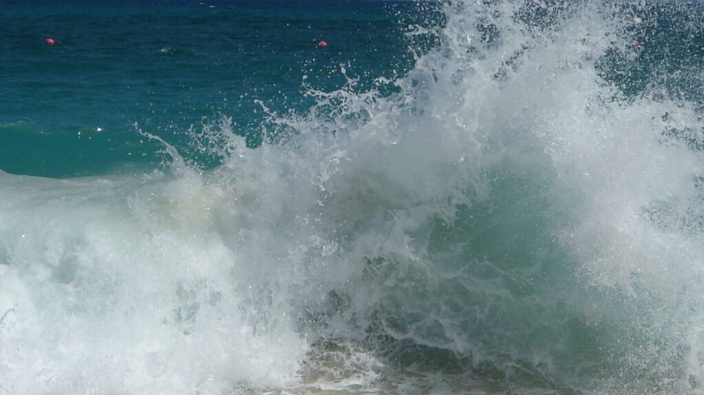 Hohe Welle in Nassau auf den Bahamas