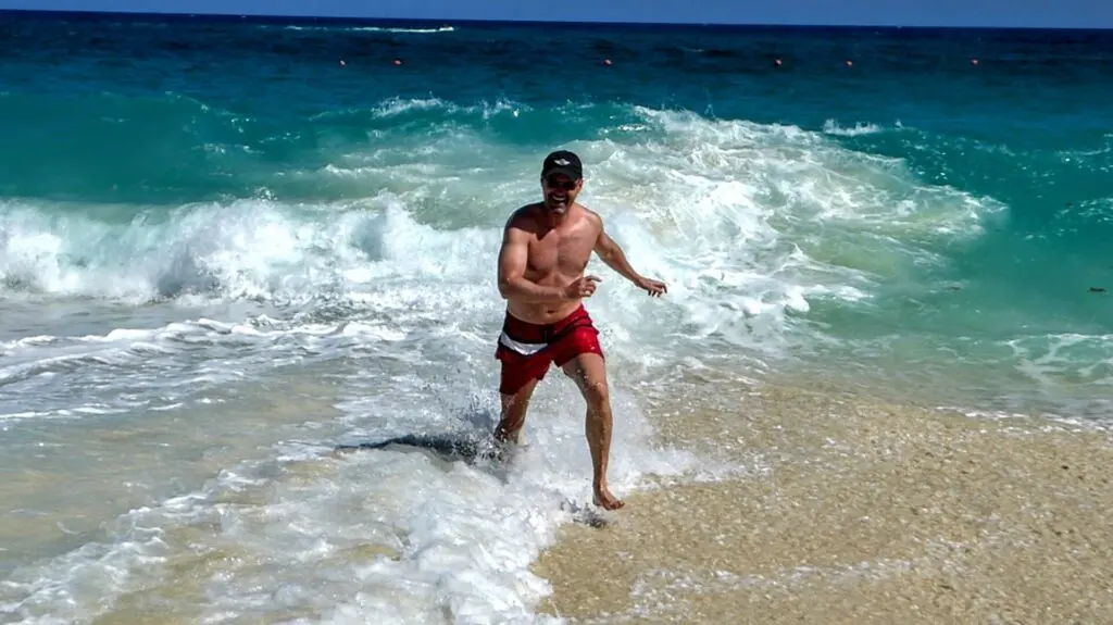 Mann rennt aus Meer am Strand in Nassau auf den Bahamas