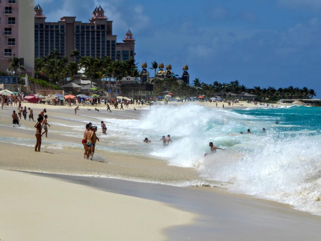 Hohe Wellen am Strand in Nassau auf den Bahamas