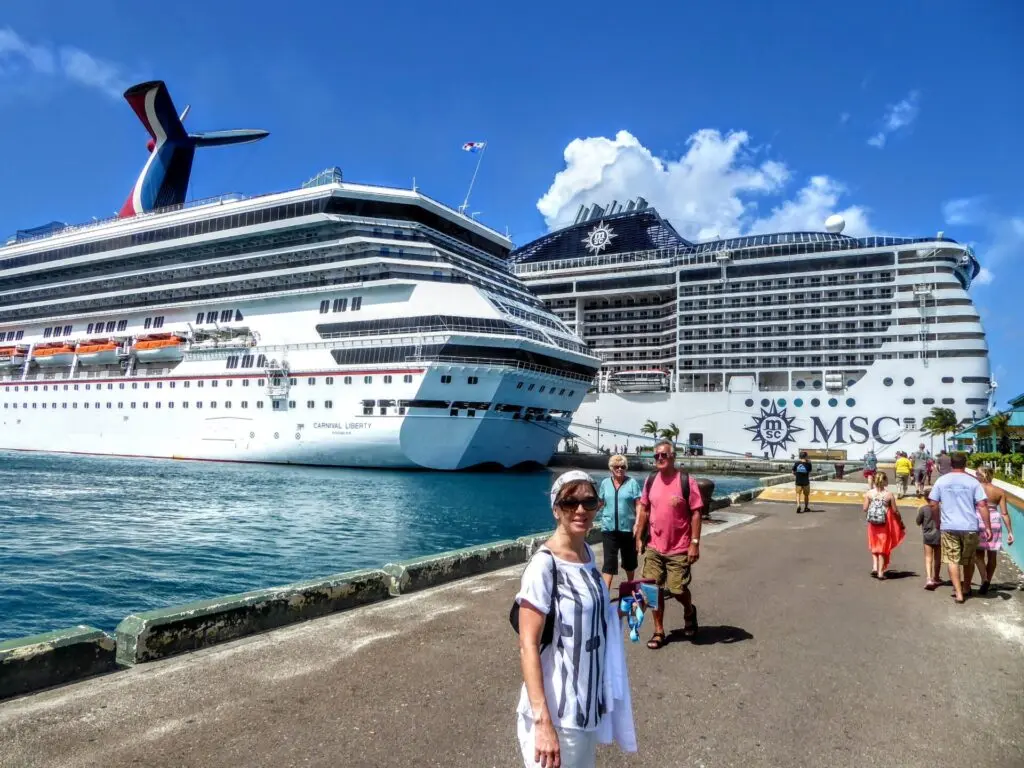 Kreuzfahrtschiffe am Hafen von Nassau auf den Bahamas