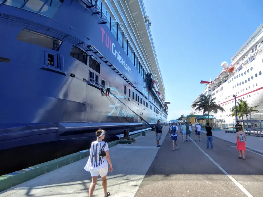 Zwei Kreuzfahrtschiffe am Hafen von Nassau auf den Bahamas