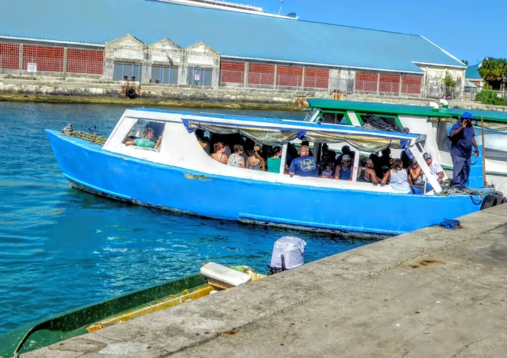 Ausflugsboot am Pier von Nassau auf den Bahamas 