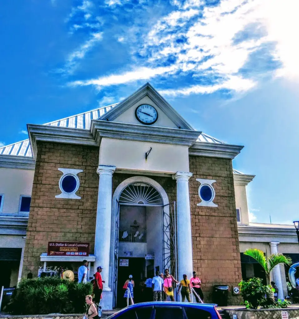 Brauns Haus mit Säulen in Nassau auf den Bahamas 