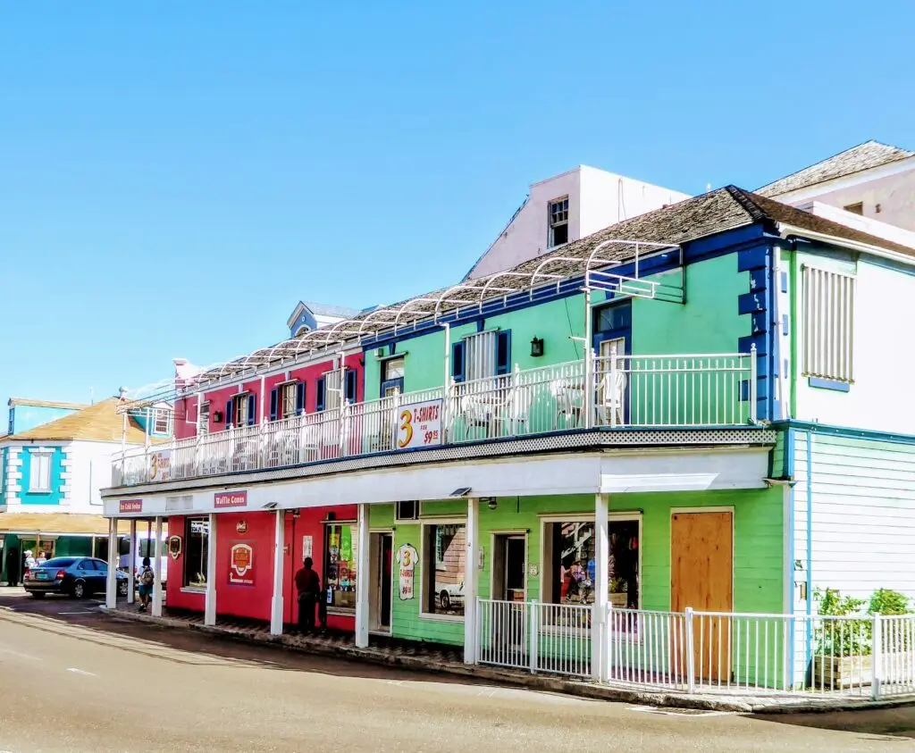 Bunte Shops in Nassau auf den Bahamas