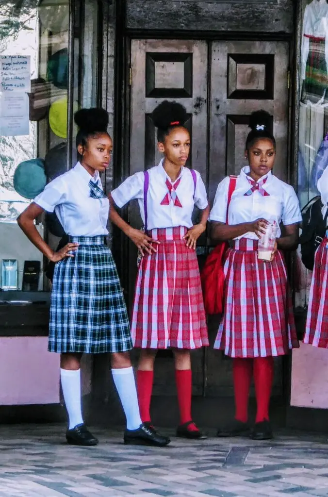 Schulmädchen in Uniform in Nassau auf den Bahamas 