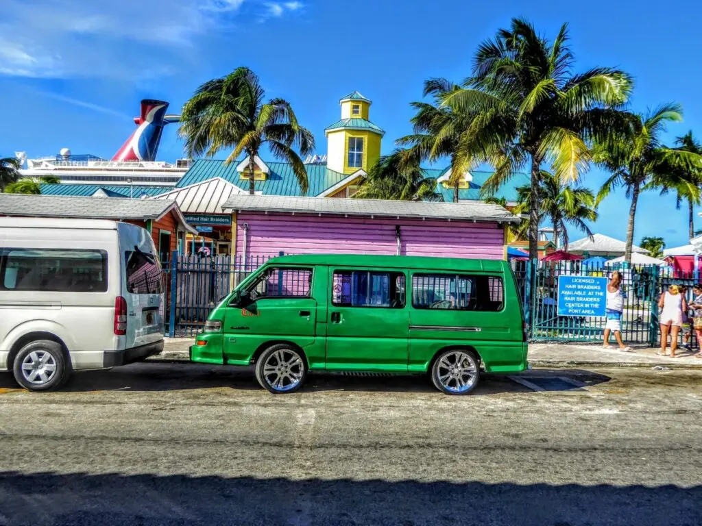 Grüner Taxi-Bus am Hafen-Ausgang in Nassau